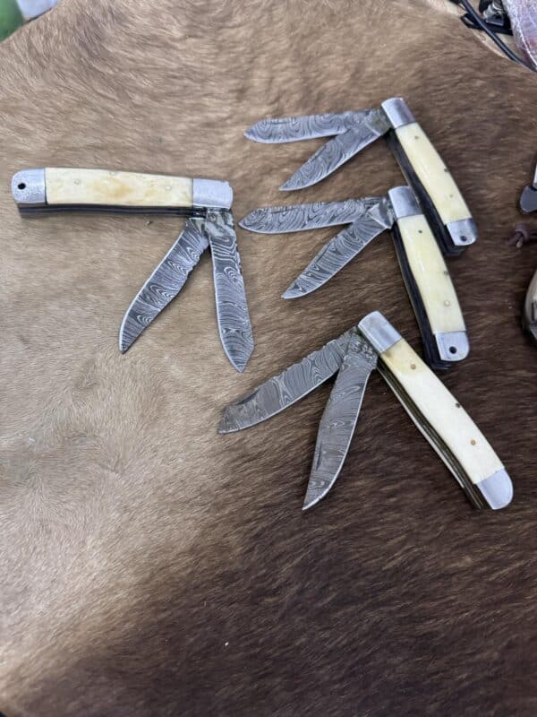 Deal of 4 Trapper Knives - Image 1