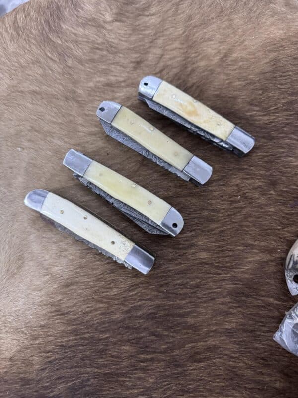 Deal of 4 Trapper Knives - Image 2